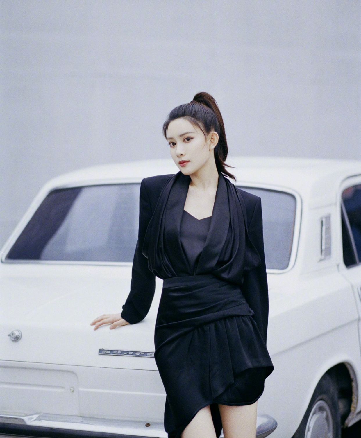 孟子义私服穿白色卫衣配印花休闲裤,意外穿出高级感