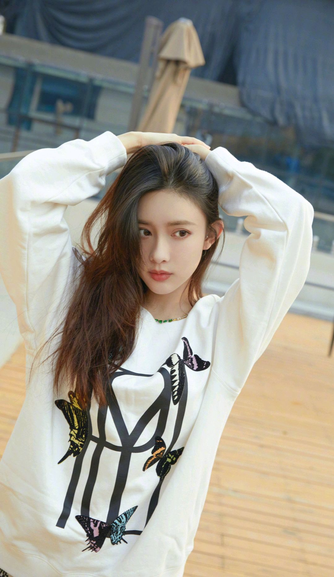 孟子义私服穿白色卫衣配印花休闲裤，意外穿出高级感