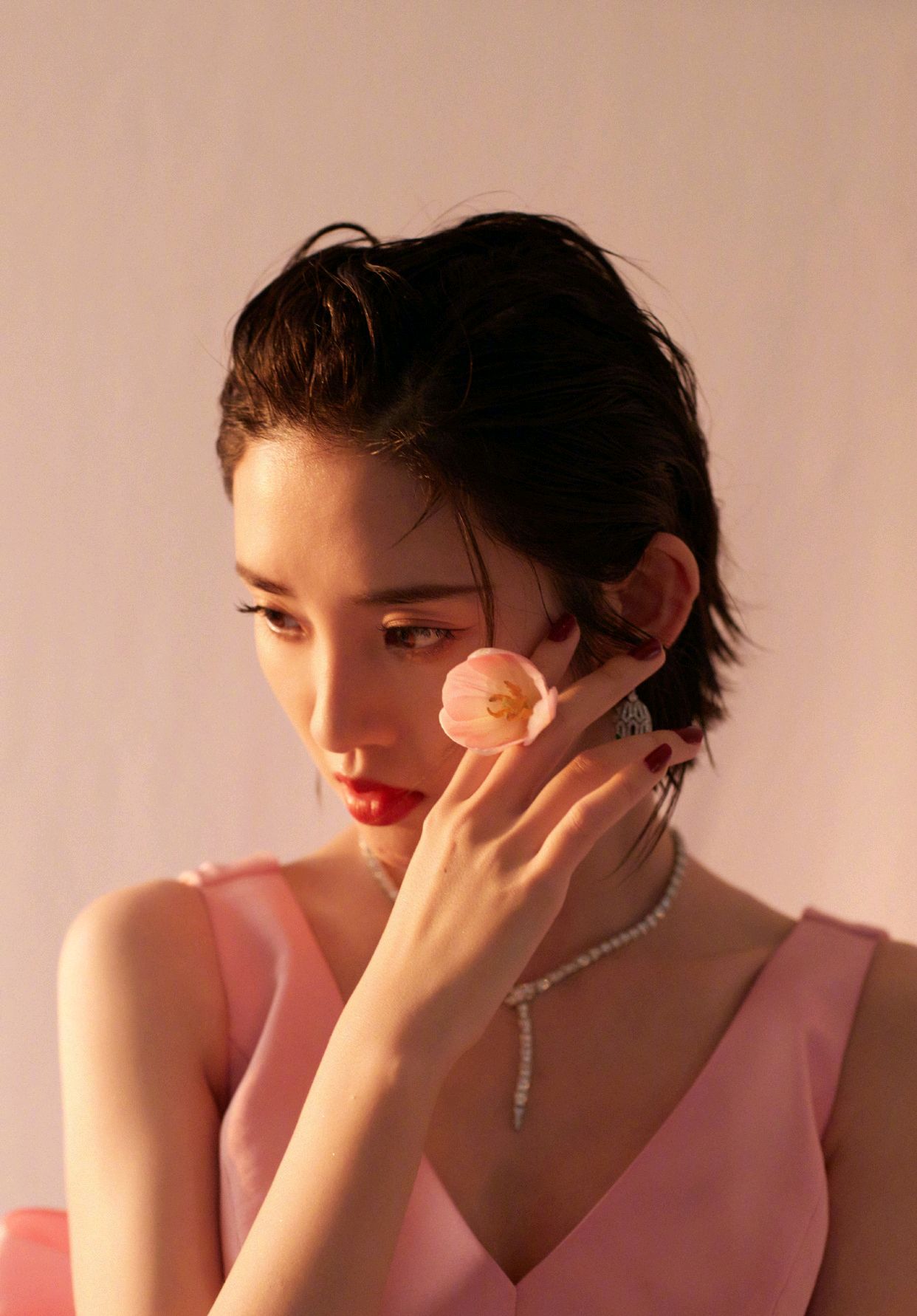 唐艺昕V领粉色连衣裙不仅甜美还减龄，这样的女生谁不爱