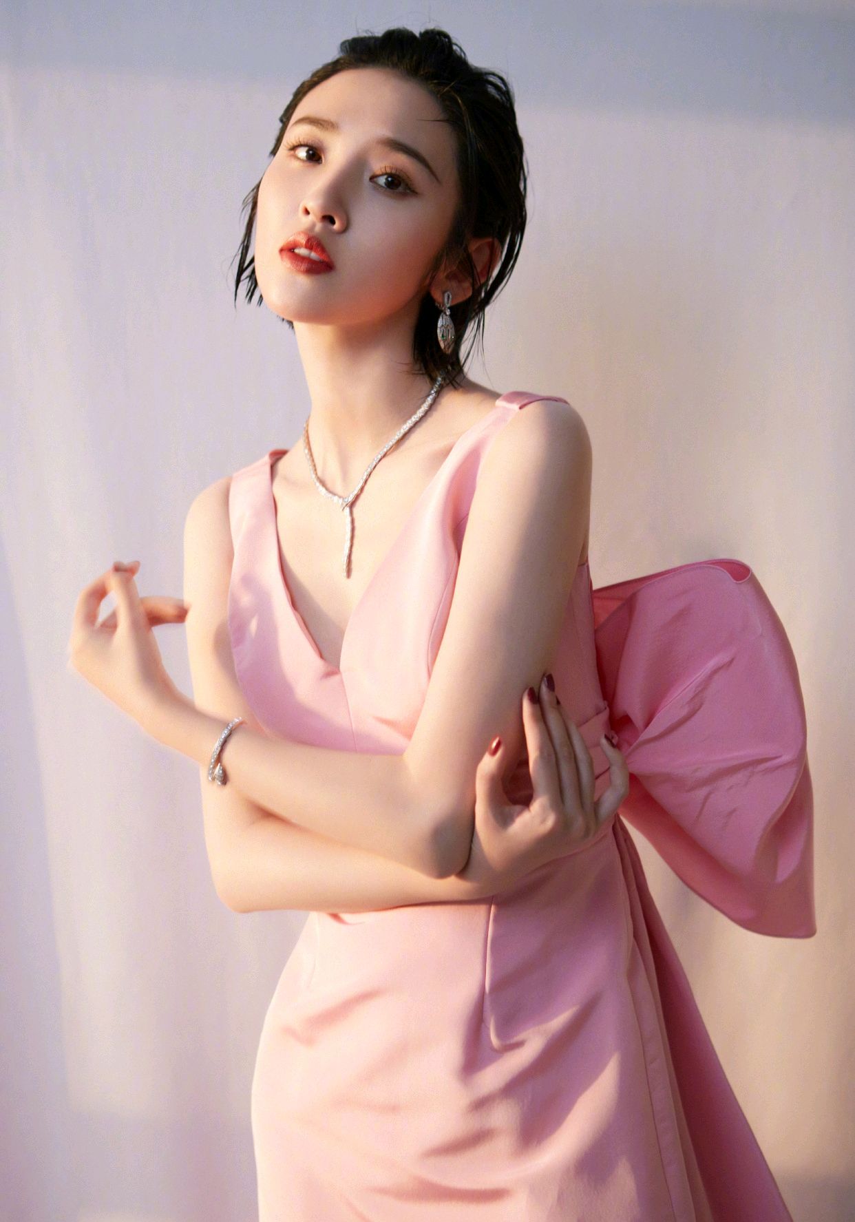 唐艺昕V领粉色连衣裙不仅甜美还减龄，这样的女生谁不爱