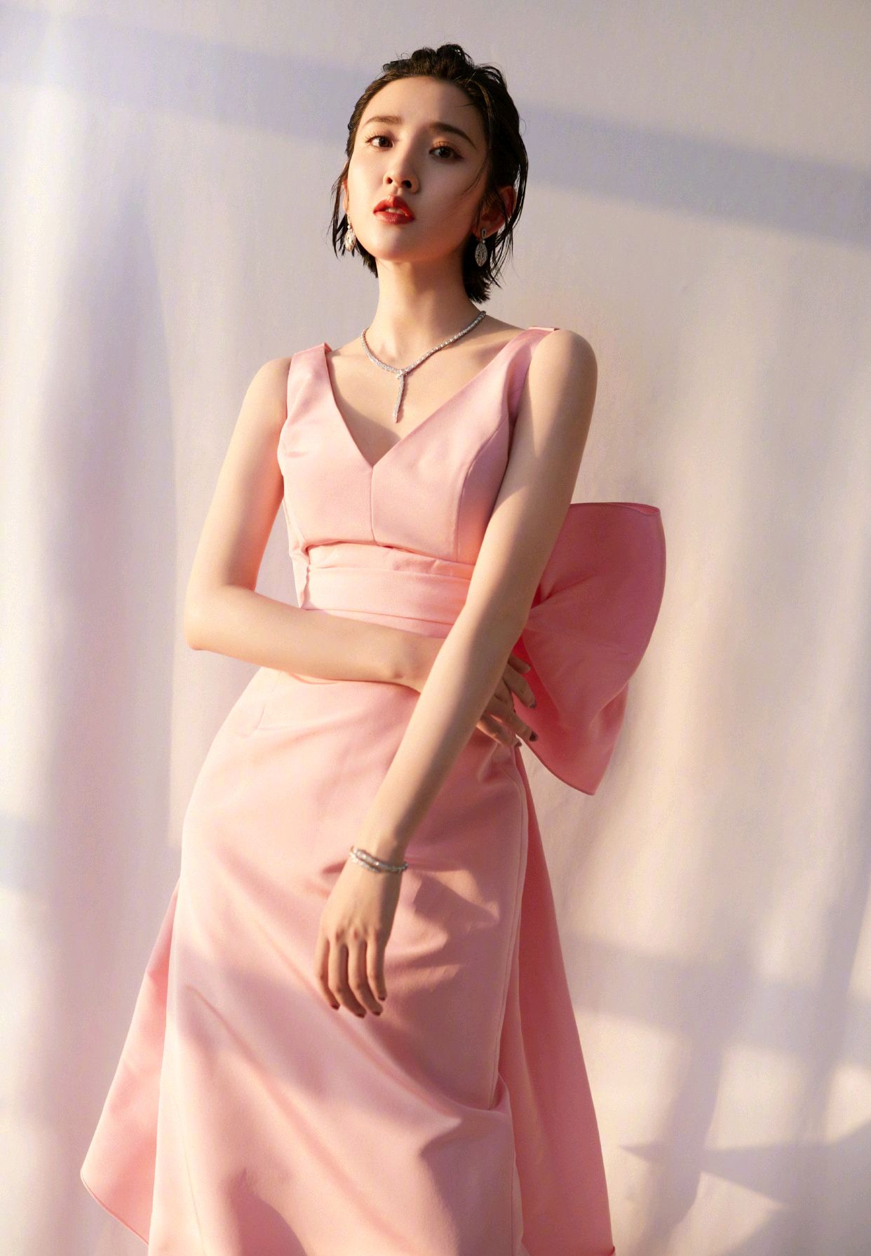 唐艺昕V领粉色连衣裙不仅甜美还减龄，这样的女生谁不爱