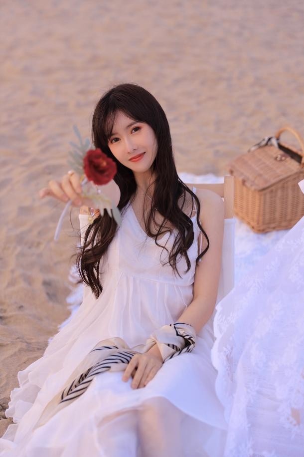 温果希日系沙滩写真,纯欲卷发艳压林小宅