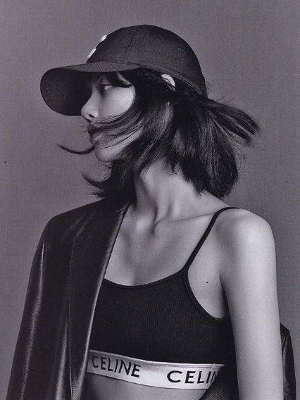 Lisa穿运动内衣秀身材!腰臀比、马甲线事业线太吸睛