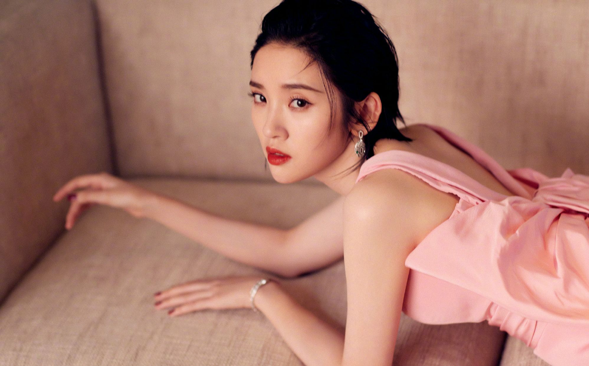 唐艺昕V领粉色连衣裙不仅甜美还减龄，这样的女生谁不爱