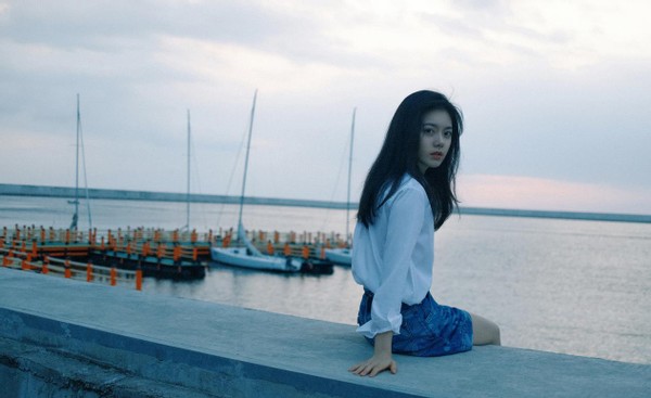 “国民女儿”赵今麦光脚海边拍大片,学院风穿搭太美丽