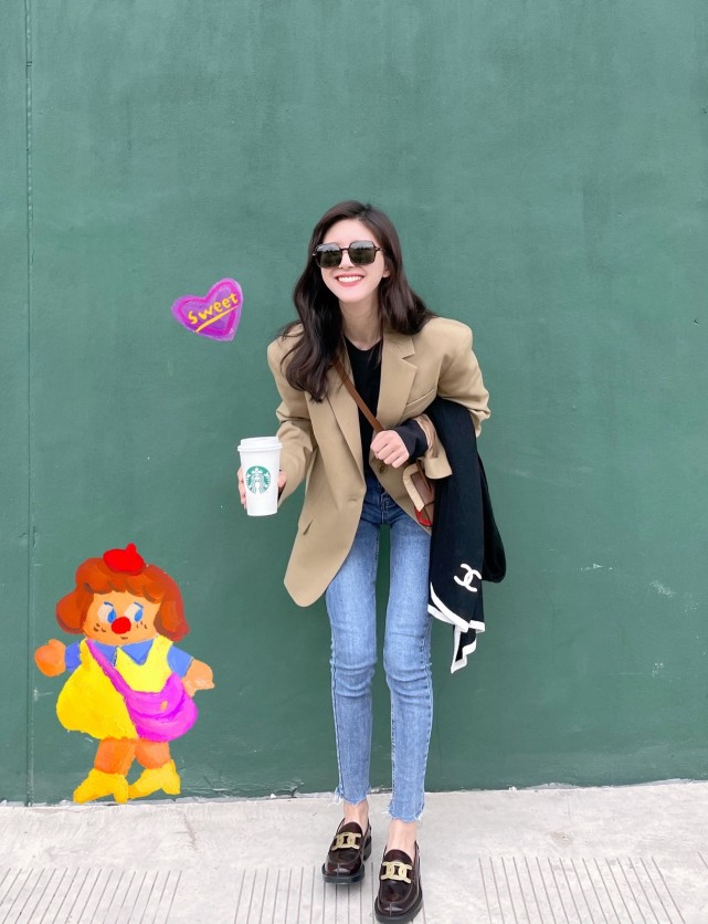简单休闲的西装牛仔裤赵露思却穿得好甜美,“初恋女孩”无疑了