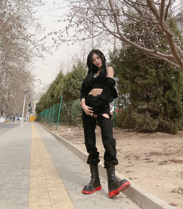 吴宣仪晒照秀新发型,剪“公主切”又甜又酷,看到破洞我傻眼了