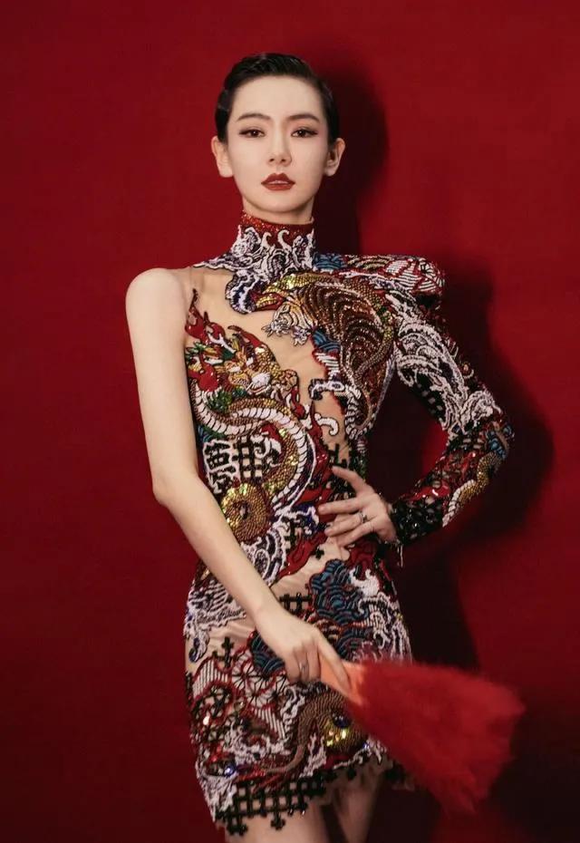 戚薇穿旗袍带有浓浓中国风，高贵气质压不住妩媚性感！