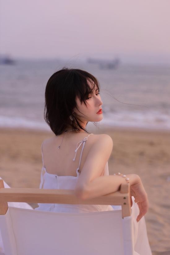 温果希日系沙滩写真,纯欲卷发艳压林小宅