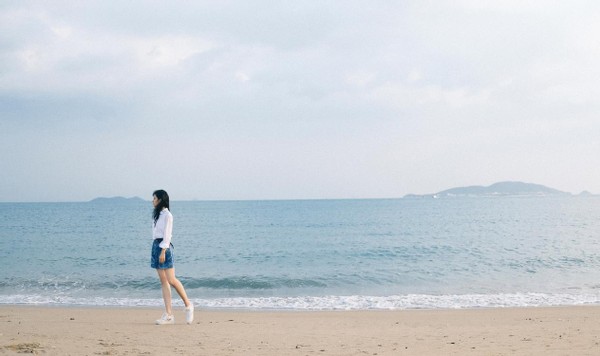 “国民女儿”赵今麦光脚海边拍大片,学院风穿搭太美丽