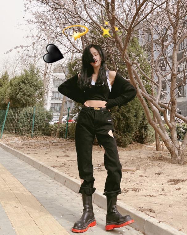 吴宣仪晒照秀新发型,剪“公主切”又甜又酷,看到破洞我傻眼了