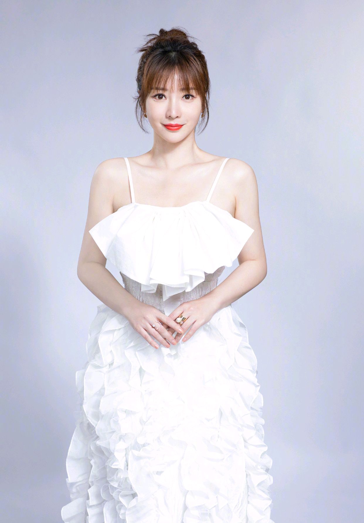 柳岩穿白色吊带连衣裙，美得像少女一样