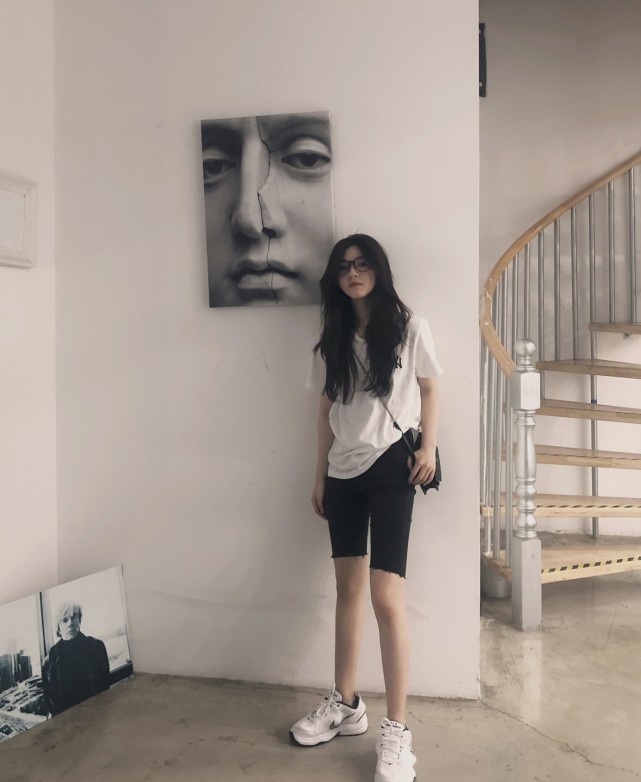 简单休闲的西装牛仔裤赵露思却穿得好甜美,“初恋女孩”无疑了