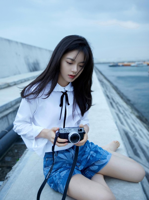 “国民女儿”赵今麦光脚海边拍大片,学院风穿搭太美丽