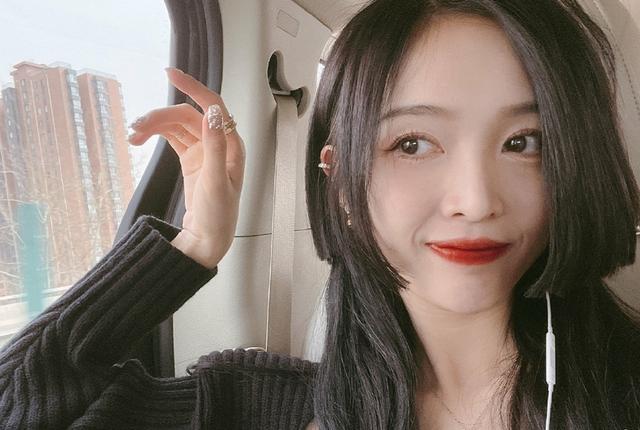 吴宣仪晒照秀新发型,剪“公主切”又甜又酷,看到破洞我傻眼了