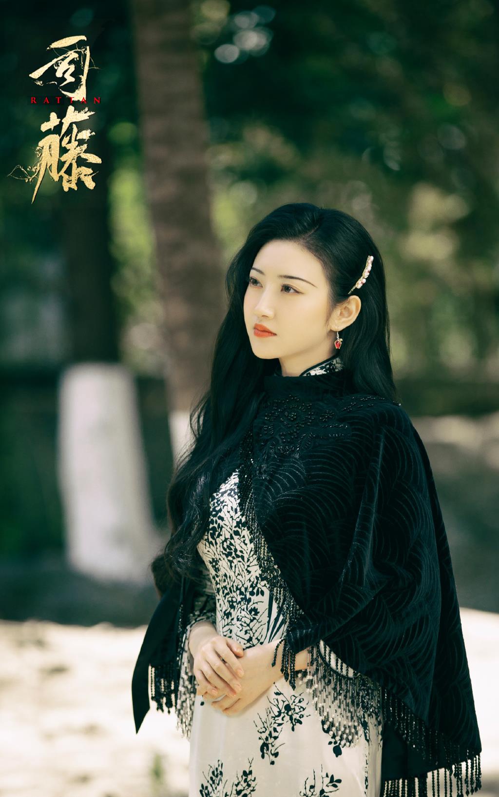 娜扎新剧“碰瓷”景甜,穿旗袍被嘲“东施效颦”,没对比就没伤害