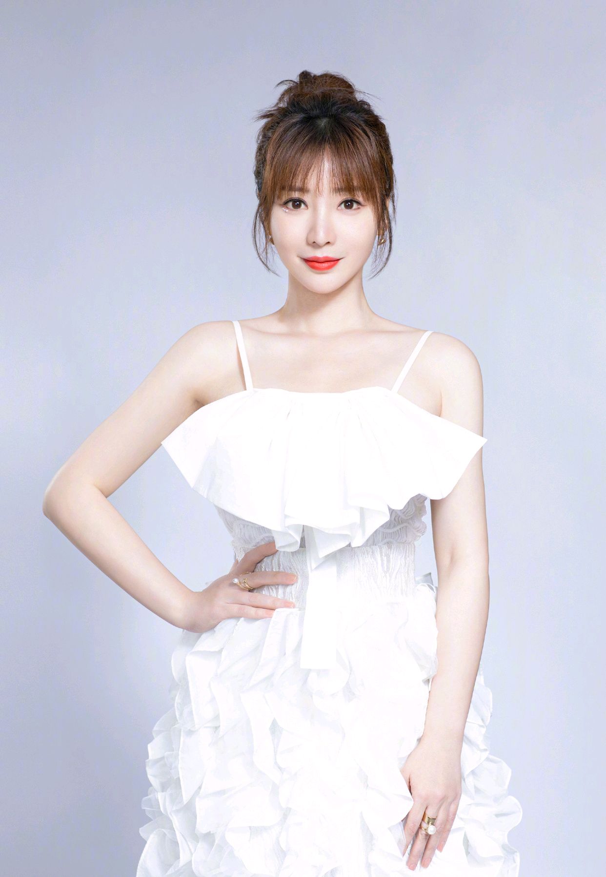 柳岩穿白色吊带连衣裙，美得像少女一样