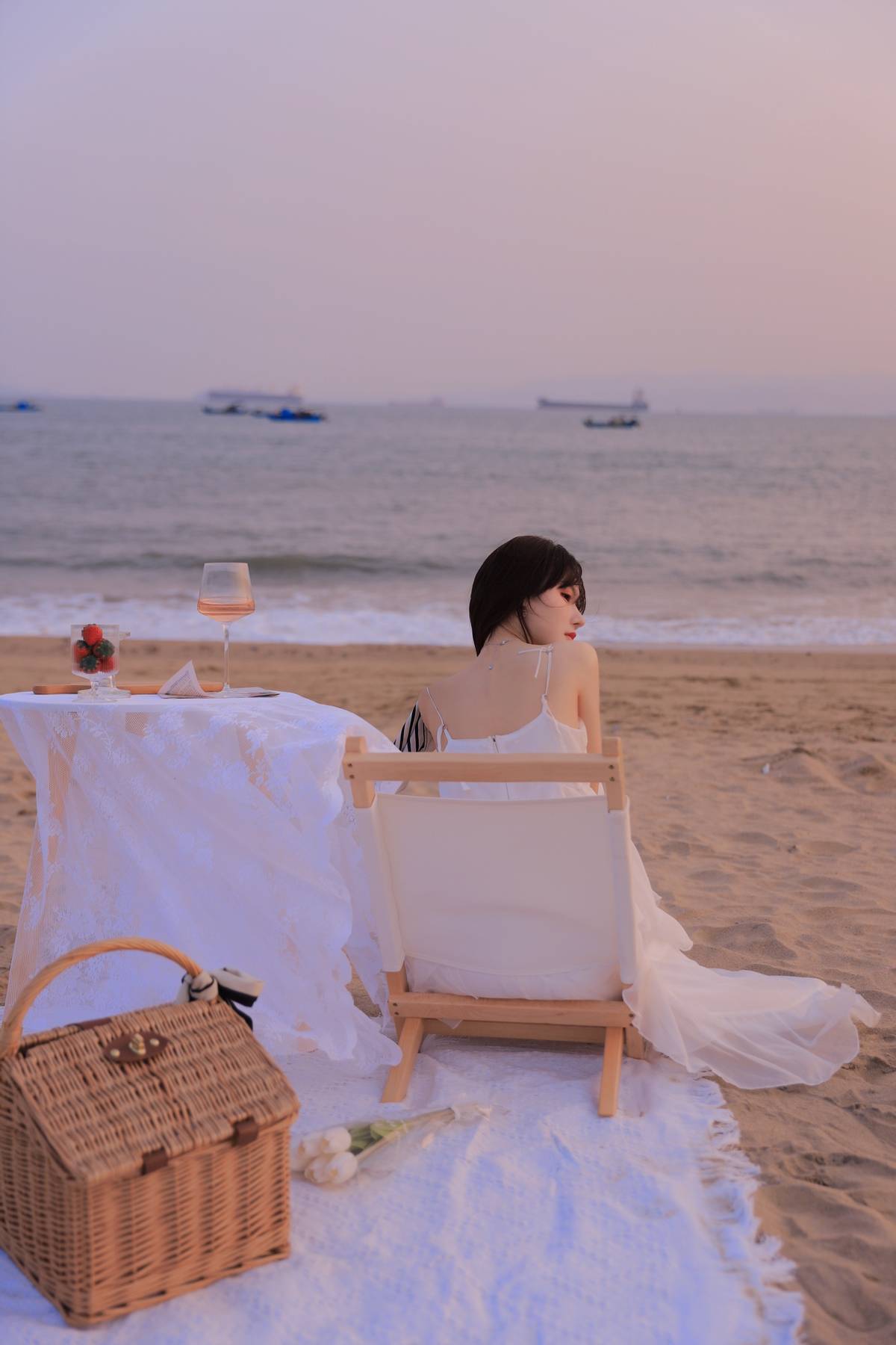 温果希日系沙滩写真,纯欲卷发艳压林小宅