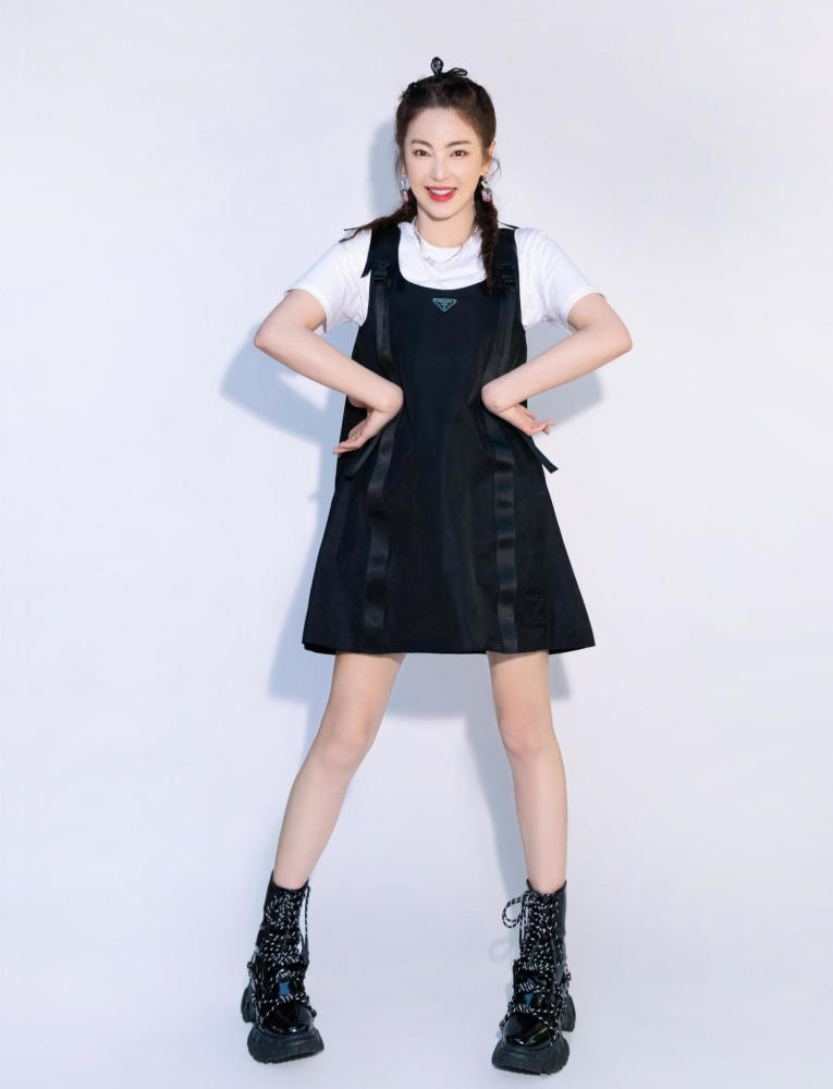 张雨绮穿黑色挂脖连衣裙精致洋气，这气场无敌
