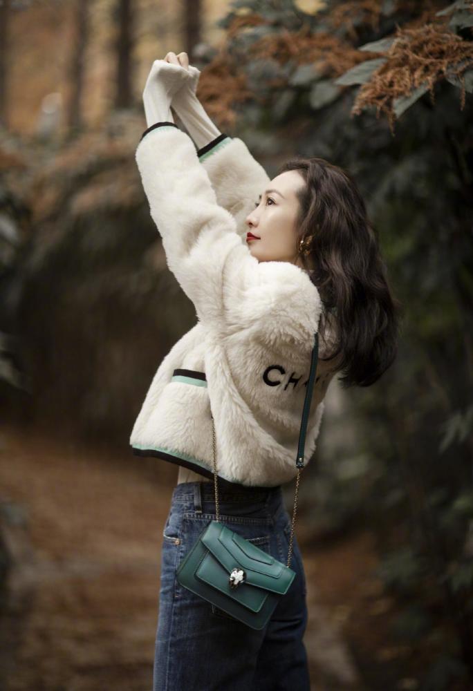 谁说羊毛卷发显老？王鸥最新卷发时尚减龄还有气质