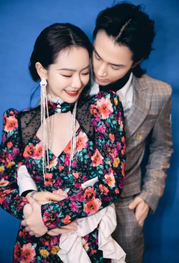 戚薇穿旗袍带有浓浓中国风，高贵气质压不住妩媚性感！