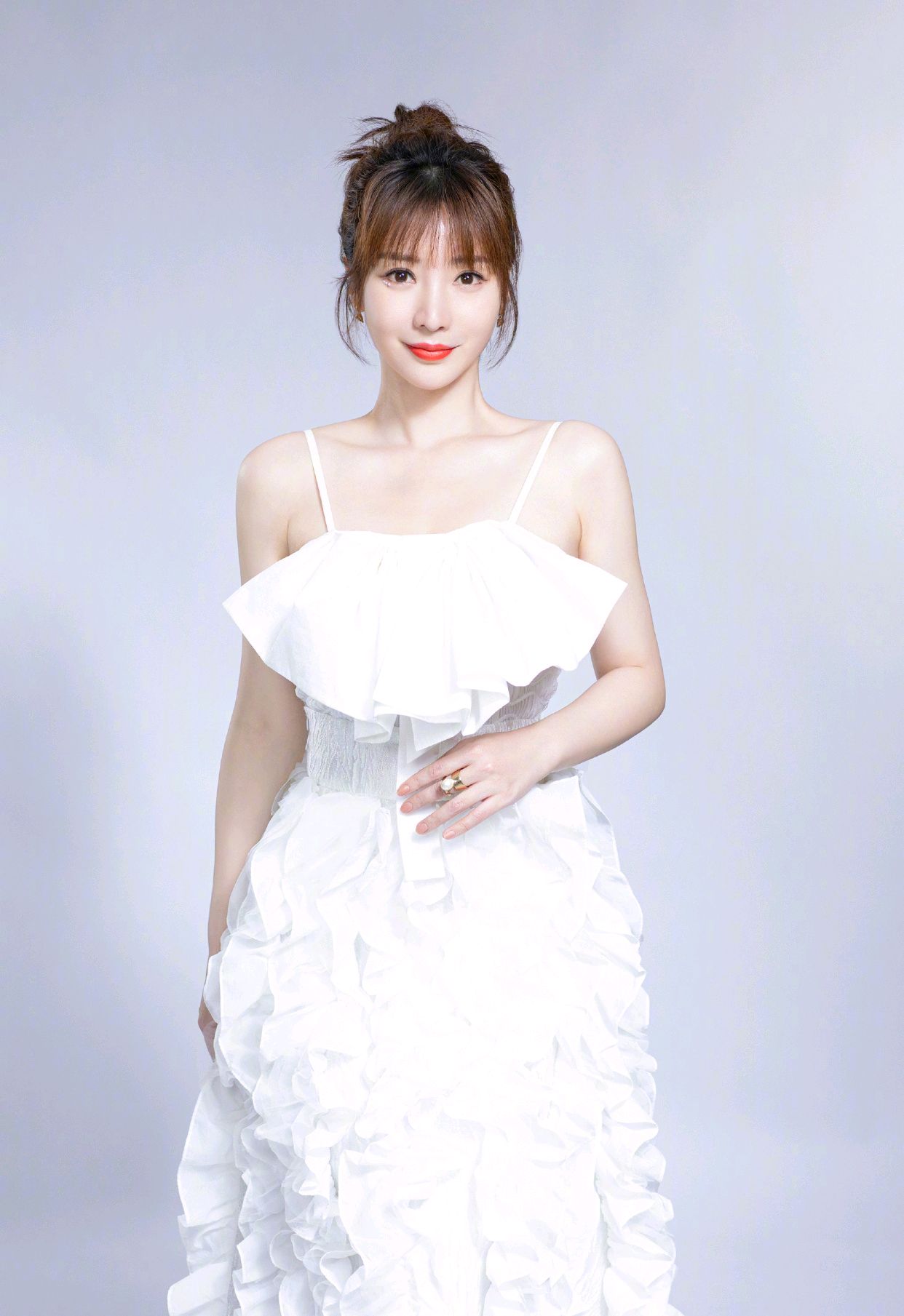 柳岩穿白色吊带连衣裙，美得像少女一样