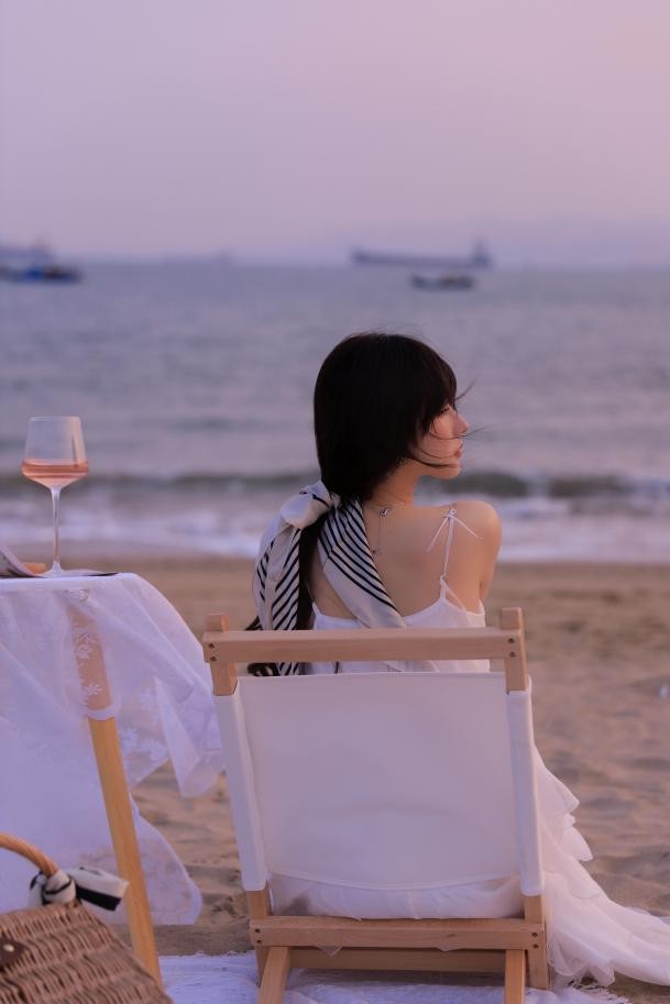 温果希日系沙滩写真,纯欲卷发艳压林小宅