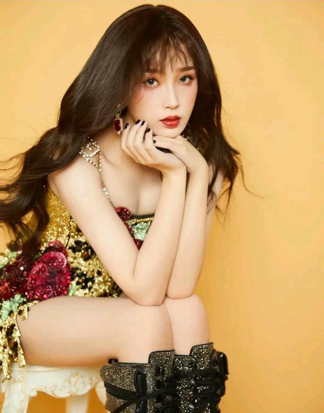 虞书欣越穿越美 彩色吊带裙天使颜值魔鬼身材