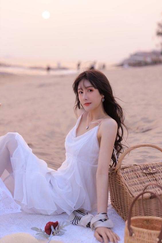 温果希日系沙滩写真,纯欲卷发艳压林小宅