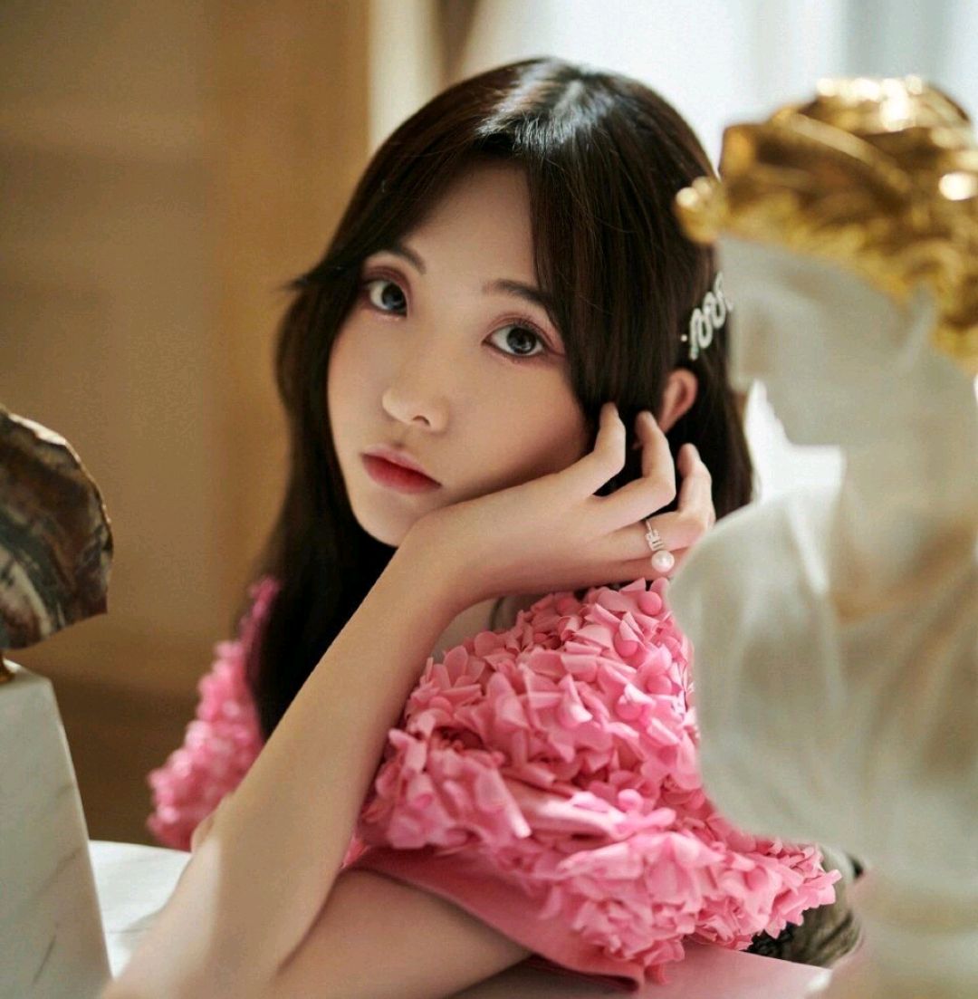 唐艺昕V领粉色连衣裙不仅甜美还减龄，这样的女生谁不爱