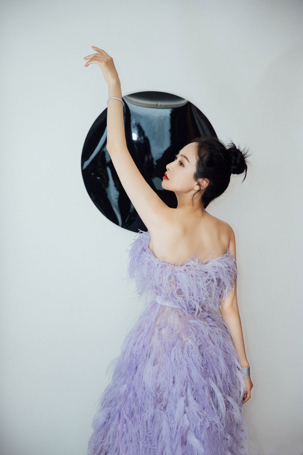 宋茜穿紫色羽毛裙像仙子，造型浮夸却美得有韵味