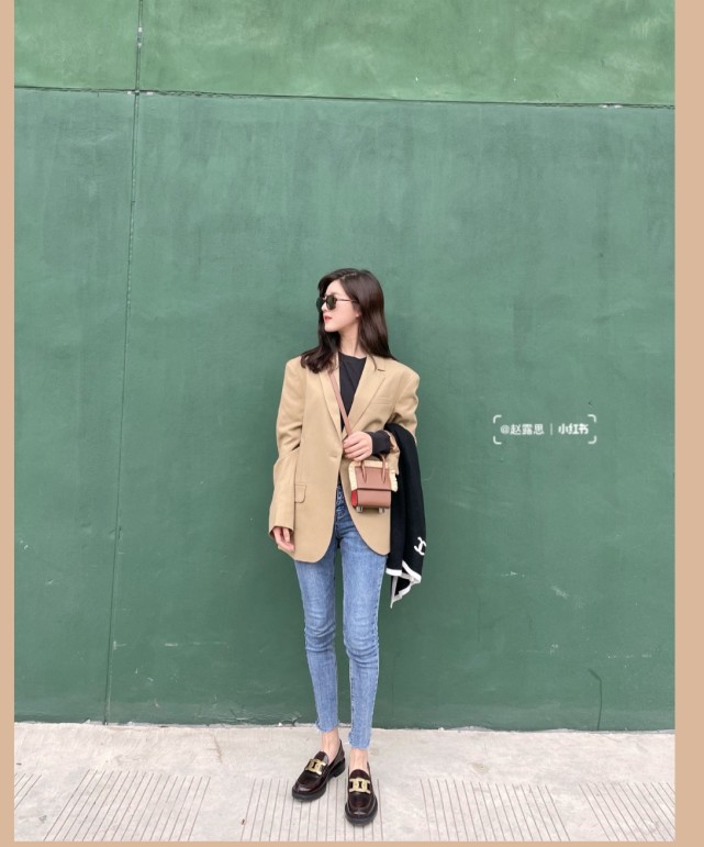 简单休闲的西装牛仔裤赵露思却穿得好甜美,“初恋女孩”无疑了