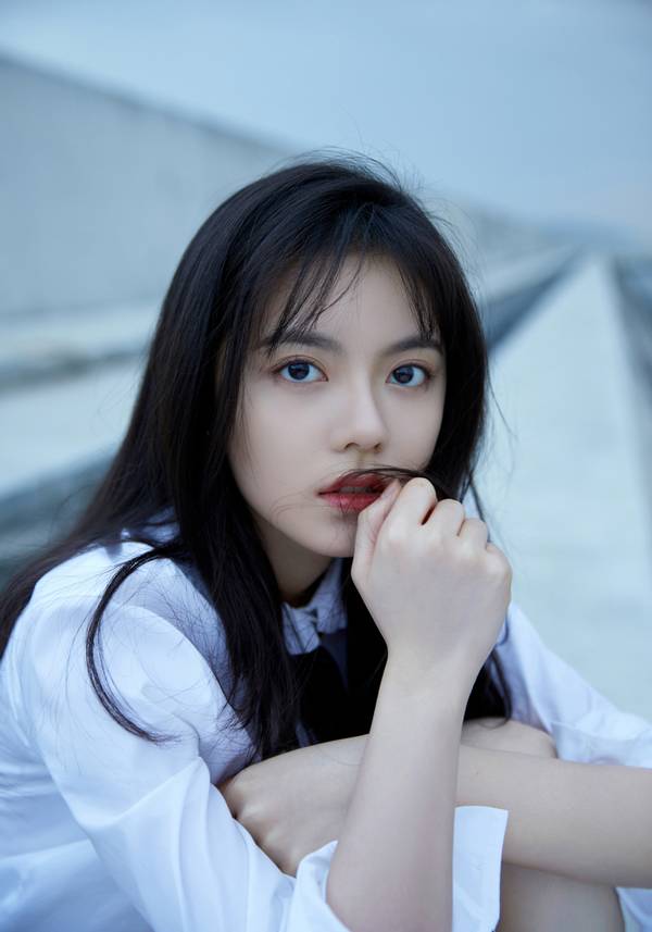 “国民女儿”赵今麦光脚海边拍大片,学院风穿搭太美丽