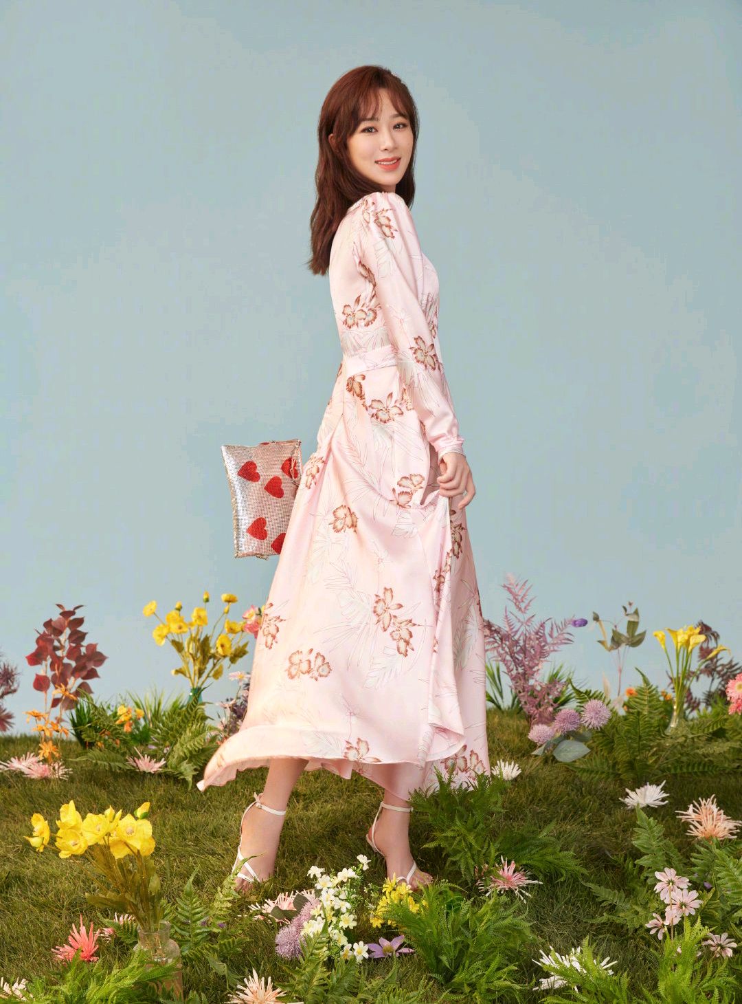 唐艺昕V领粉色连衣裙不仅甜美还减龄，这样的女生谁不爱