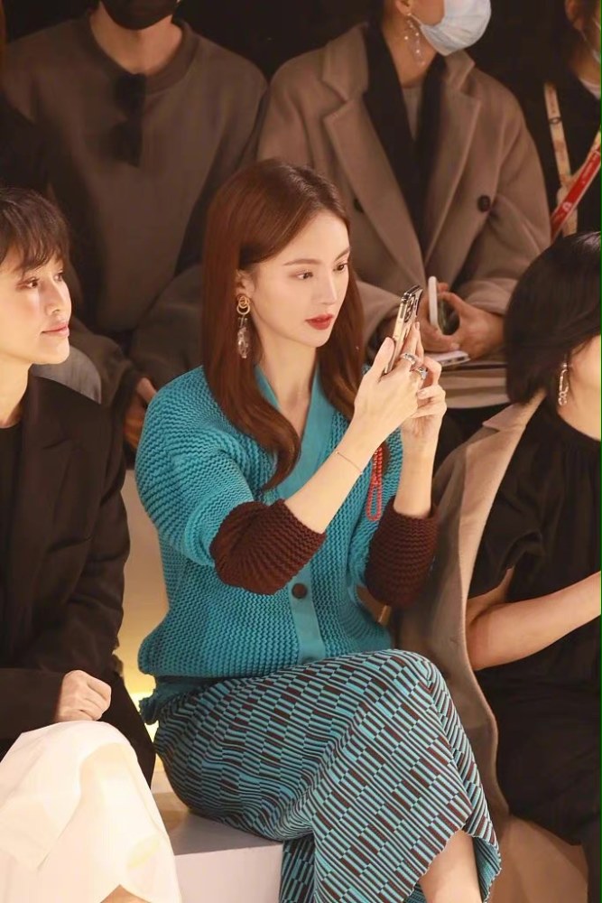 金晨看走秀台下手机拍摄不停,蓝色着装显得干练又有气质