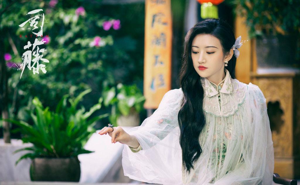 娜扎新剧“碰瓷”景甜,穿旗袍被嘲“东施效颦”,没对比就没伤害