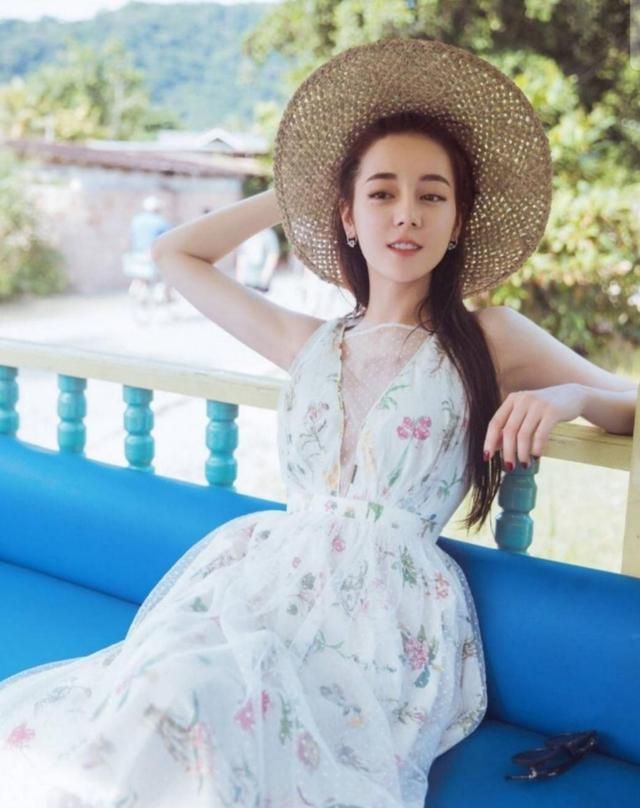 迪丽热巴尝试深V领的透视和层次装，美的让人挪不开眼