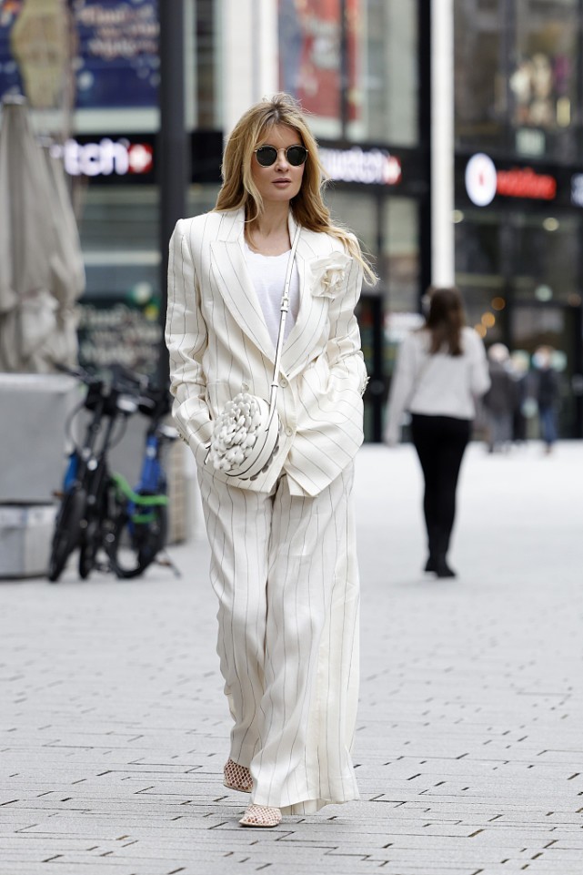 欧美街拍:2021春天甩掉你的刻板印象,看时尚潮人穿西装气质又有型