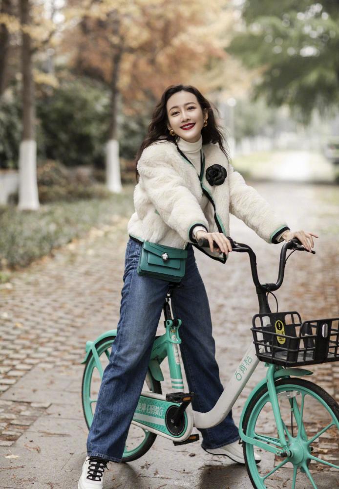 谁说羊毛卷发显老？王鸥最新卷发时尚减龄还有气质