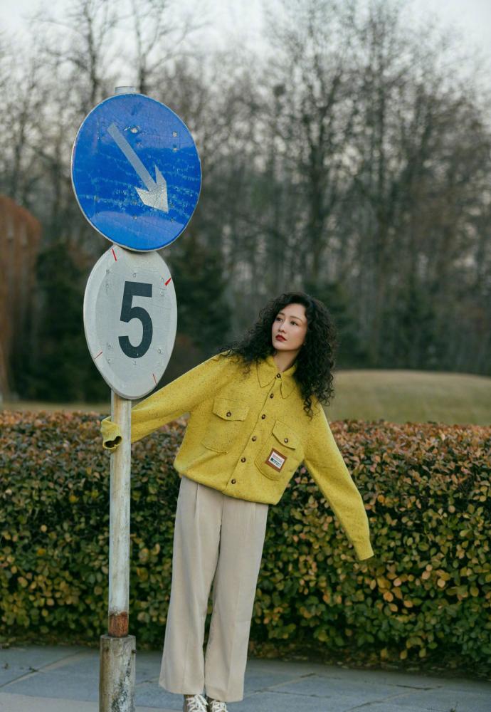 谁说羊毛卷发显老？王鸥最新卷发时尚减龄还有气质