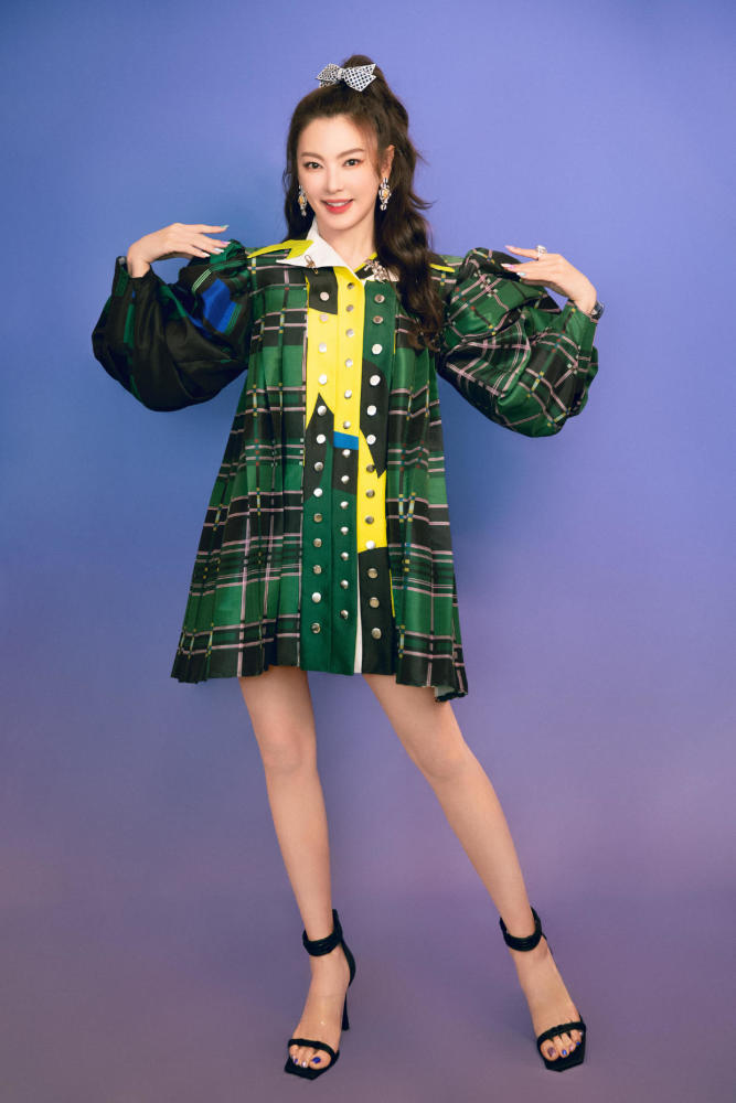 张雨绮穿黑色挂脖连衣裙精致洋气，这气场无敌