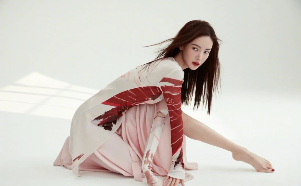 金晨看走秀台下手机拍摄不停,蓝色着装显得干练又有气质