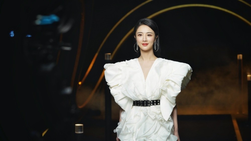 1小时卖2000多万新疆棉制品的薇娅身材气质不输明星,长腿吸睛