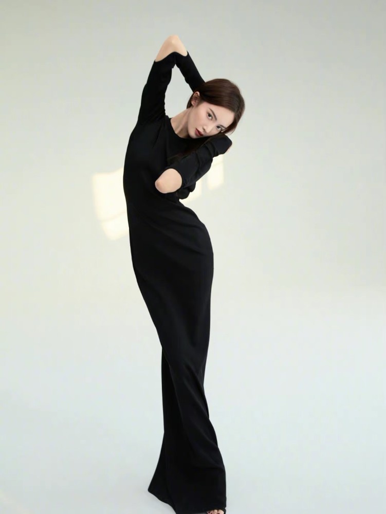 金晨看走秀台下手机拍摄不停,蓝色着装显得干练又有气质