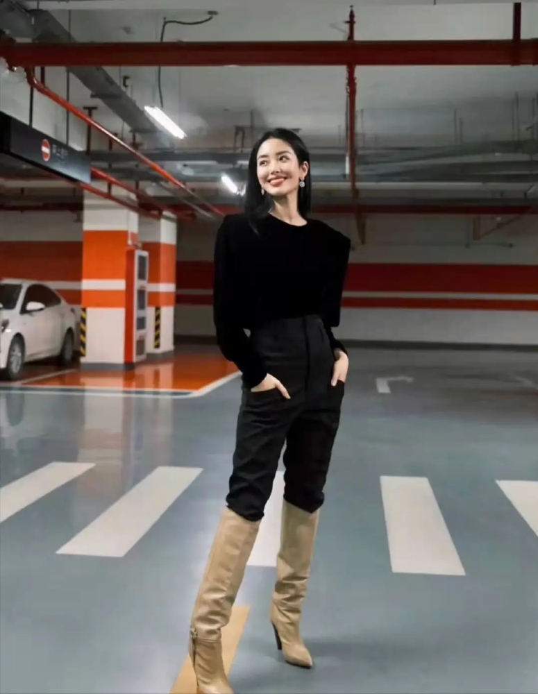 杨采钰真空穿针织开衫直接撑满,配阔腿裤气质满满