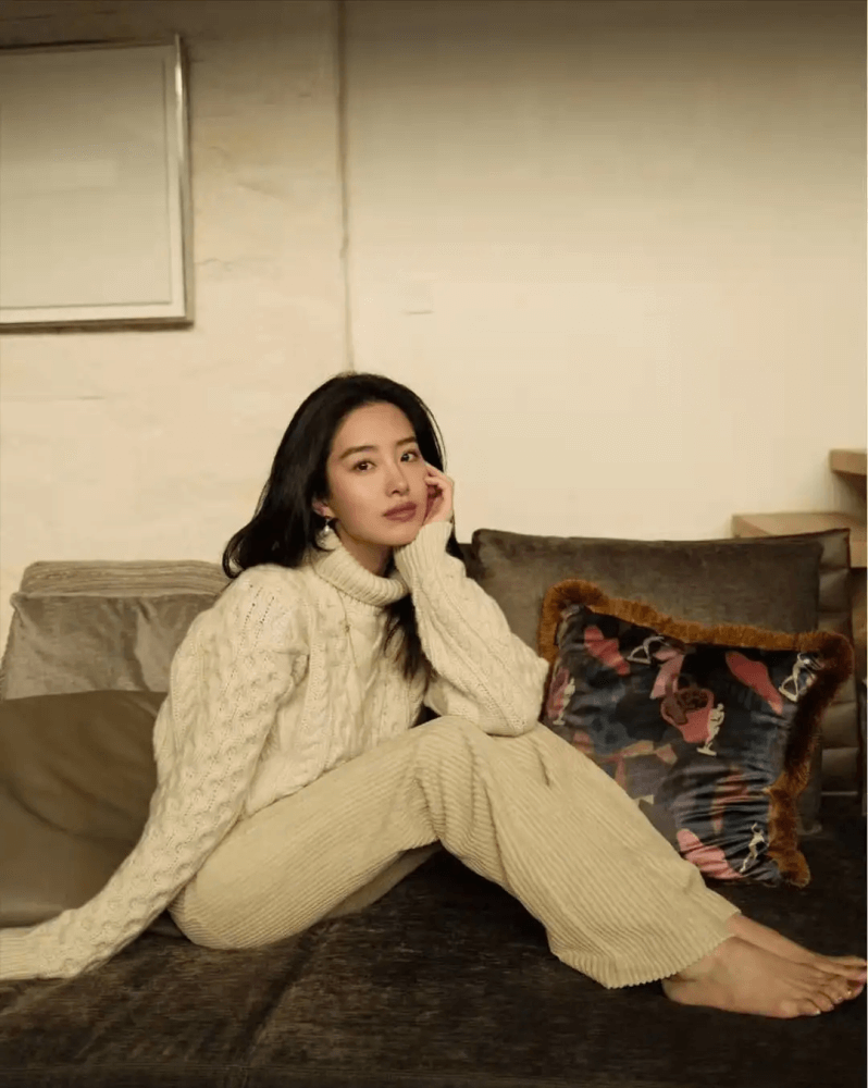 杨采钰真空穿针织开衫直接撑满,配阔腿裤气质满满