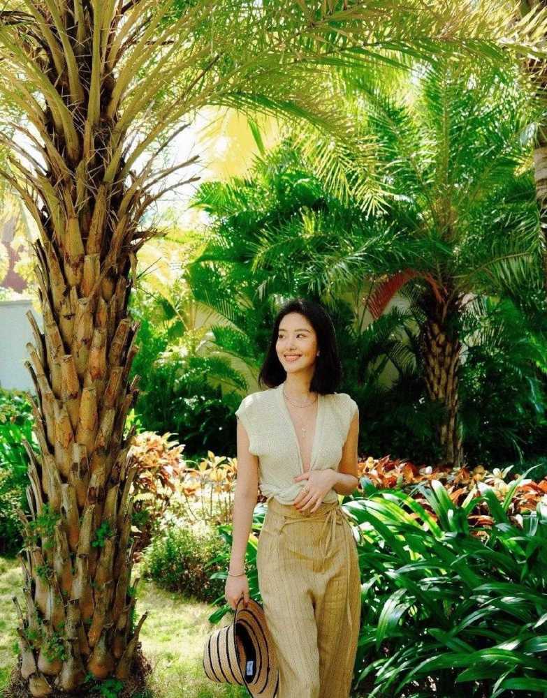 杨采钰真空穿针织开衫直接撑满,配阔腿裤气质满满