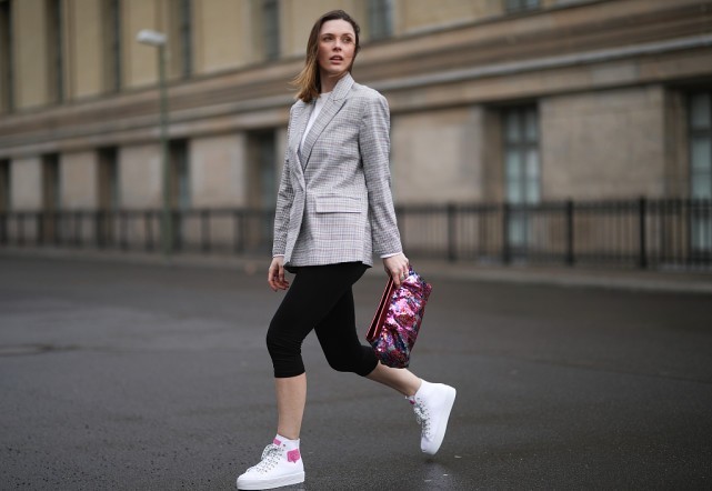 欧美街拍:2021春天甩掉你的刻板印象,看时尚潮人穿西装气质又有型