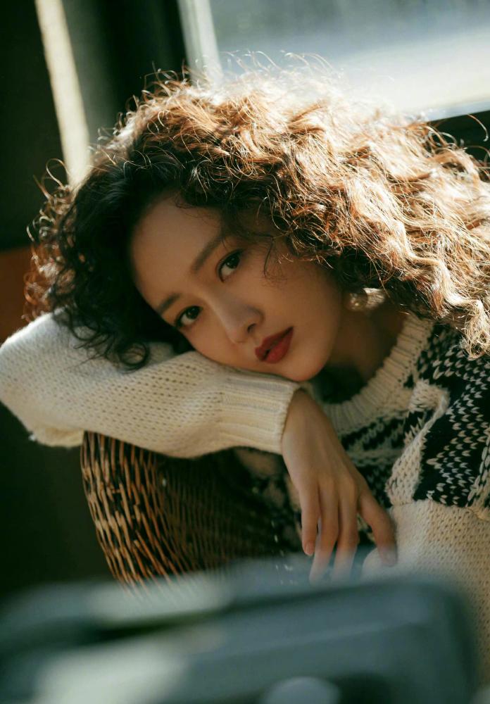 谁说羊毛卷发显老？王鸥最新卷发时尚减龄还有气质