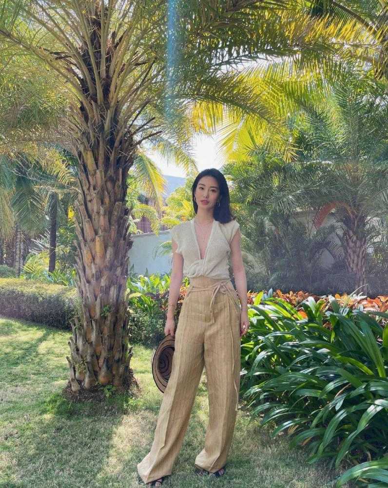 杨采钰真空穿针织开衫直接撑满,配阔腿裤气质满满